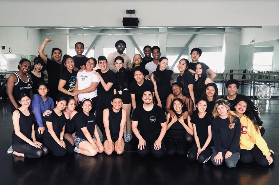 Studenti della Grand Arts - Ramon C. Cortines School of Visual and Performing Arts posano per una foto di gruppo in una sala danza.