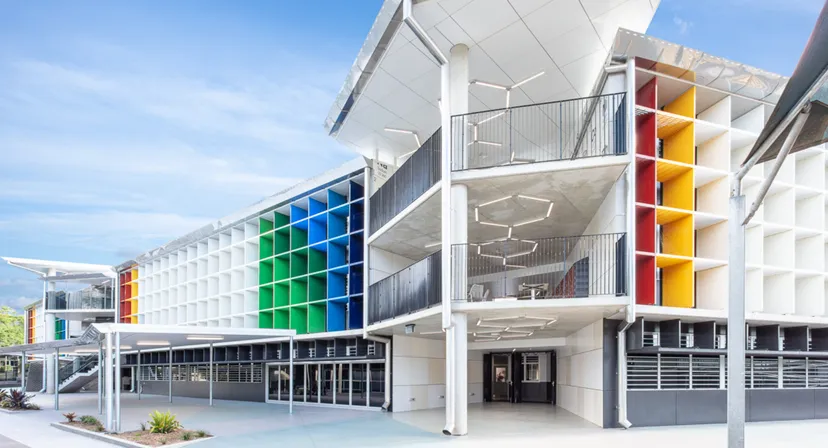 L'edificio moderno a più piani con una vivace facciata geometrica nel campus della Ferny Grove State High School.