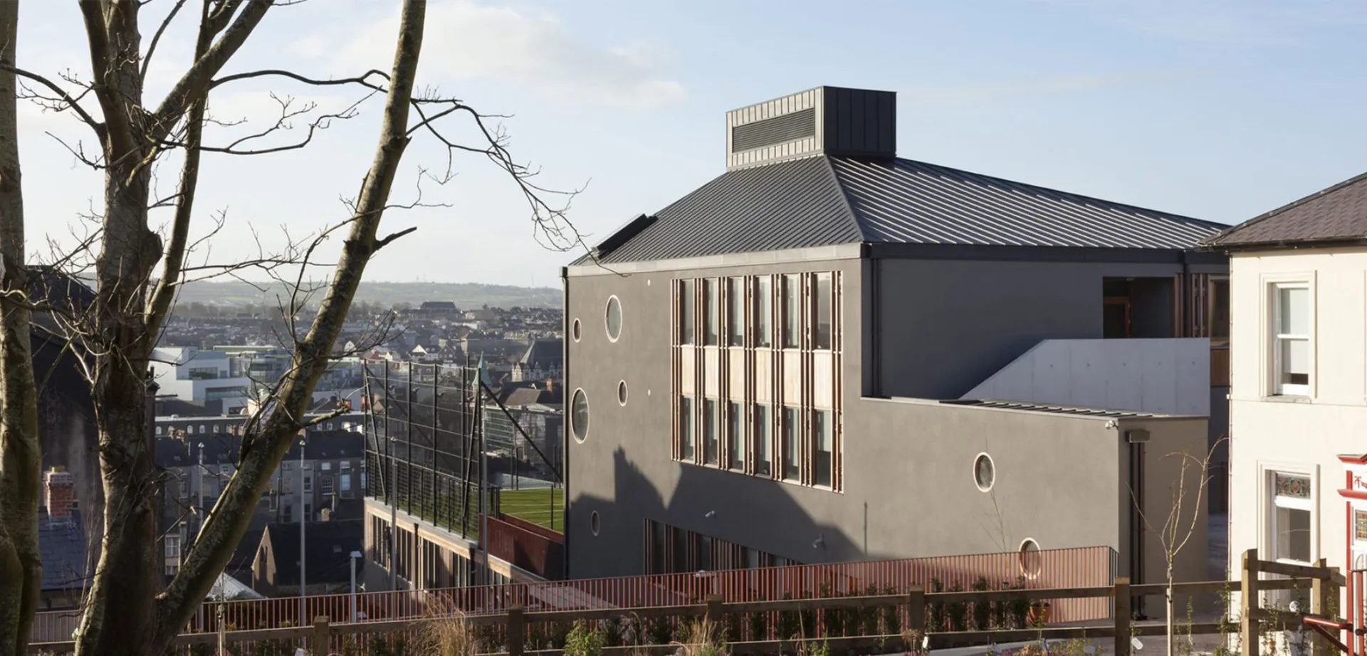 L'edificio moderno con tetto in metallo nel campus del St. Angela’s College offre una vista sulla città.