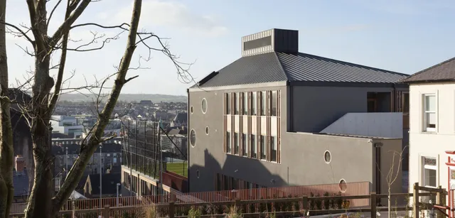 L'edificio moderno con tetto in metallo nel campus del St. Angela’s College offre una vista sulla città.