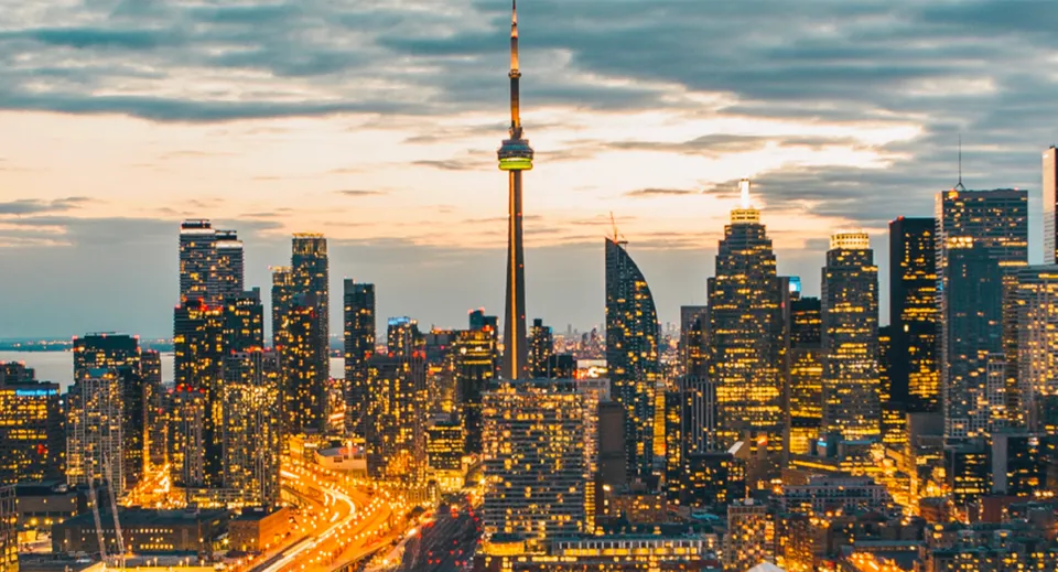 La CN Tower e lo skyline della città sono visibili al tramonto vicino all'Etobicoke Collegiate Institute.