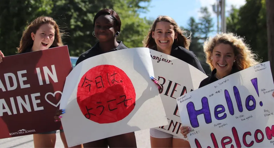 Studentesse della Kents Hill School mostrano cartelli con diversi messaggi durante una manifestazione nel parco.