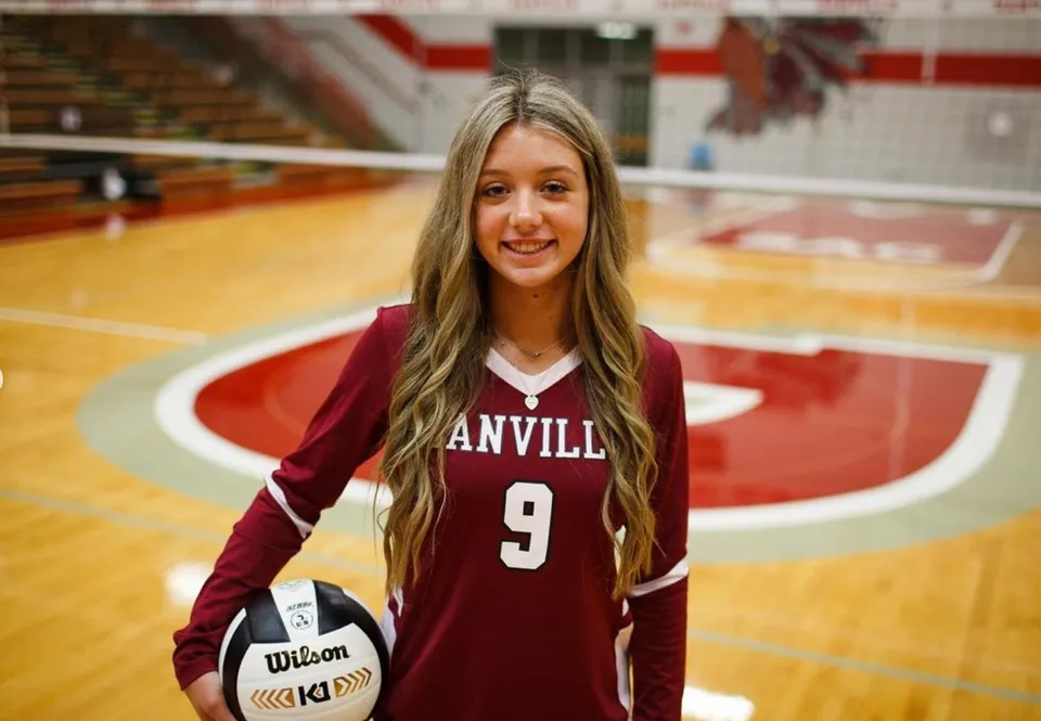 Una studentessa della Danville Community High School si trova sul campo da basket con la maglia numero 9.