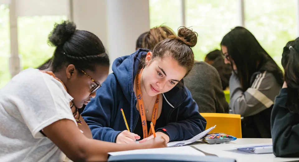 Un gruppo di studenti lavora insieme in un'aula del campus del Hazelwood College.