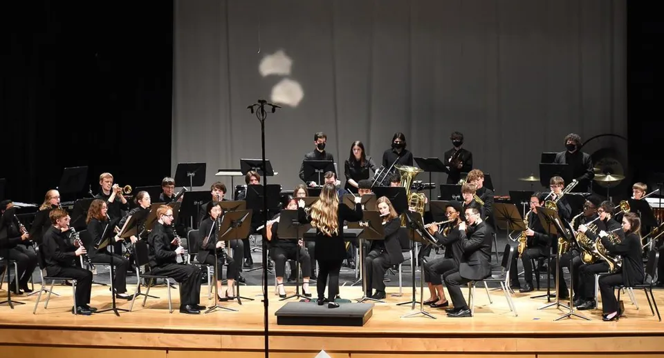 L'orchestra del Chesterfield School District si esibisce in un concerto con vari strumenti su un palco.