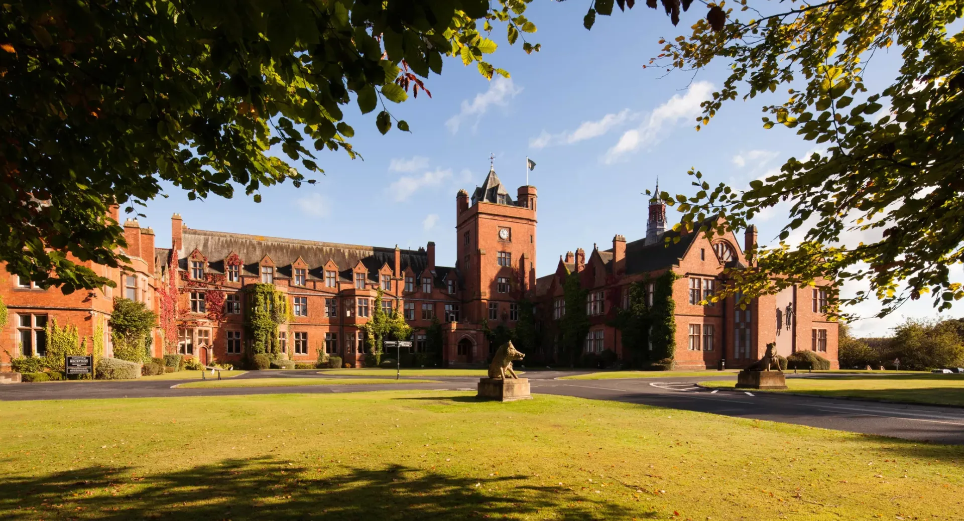 Il storico edificio in mattoni con torri e bovindi si trova nel campus del Campbell College, in un cortile circondato da alberi.