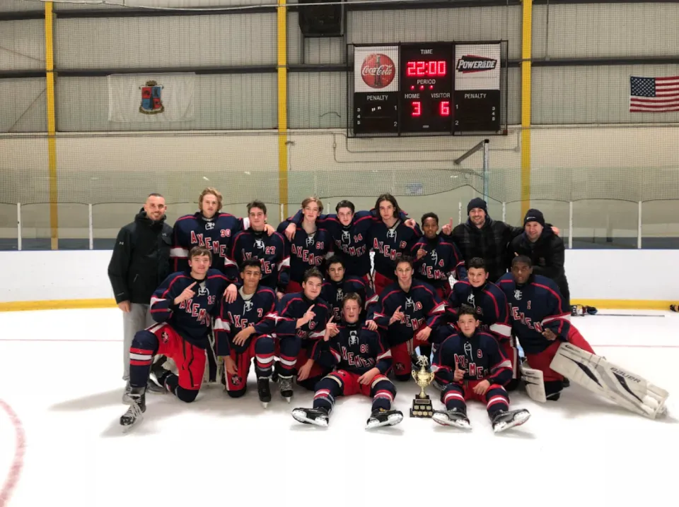 Gruppenbild von der Eishockeymannschaft der Applewood Heights auf dem Eishockeyfeld