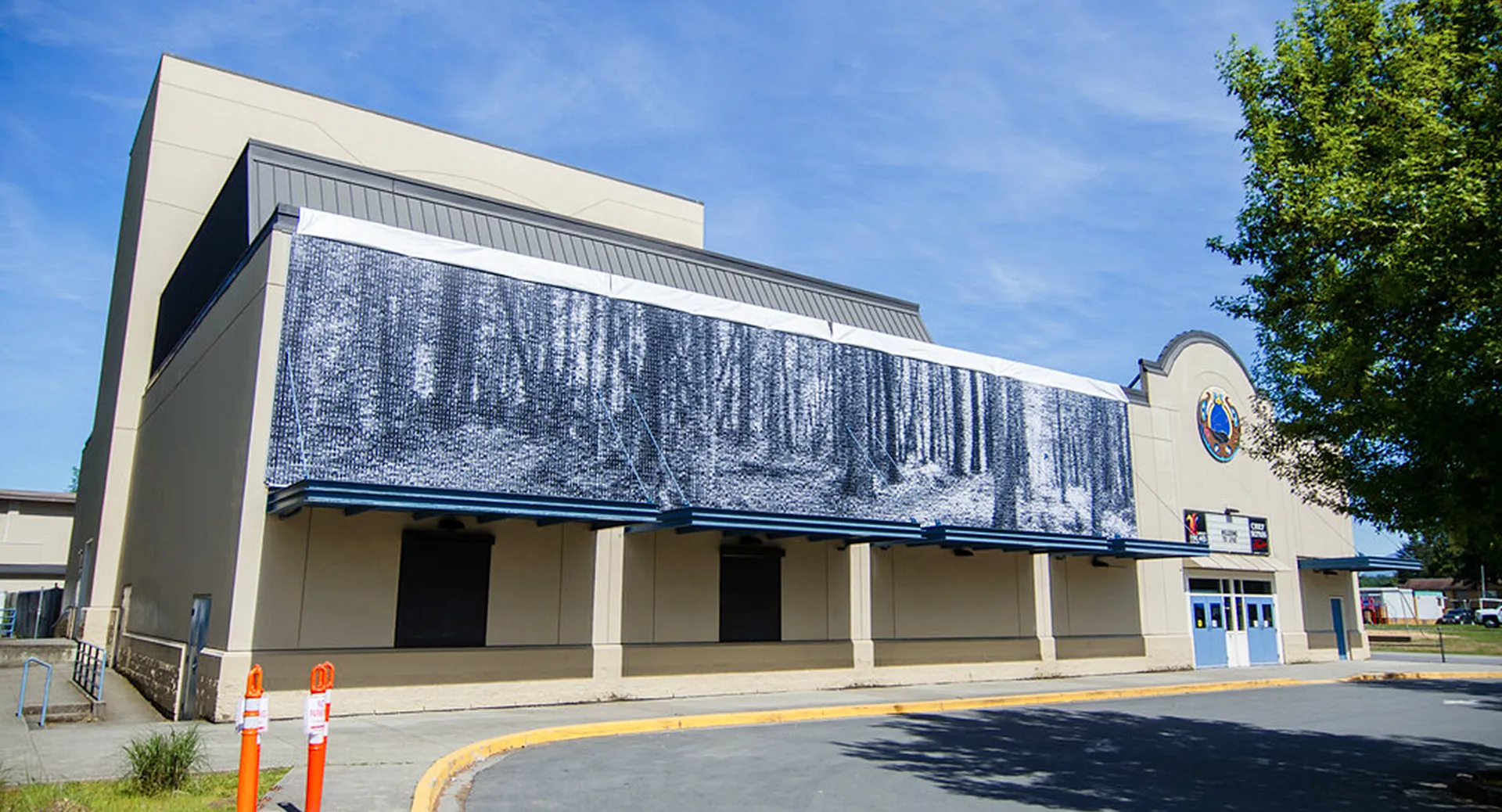 L'edificio della Langley Fine Arts School con un grande striscione raffigurante una foresta sulla facciata.