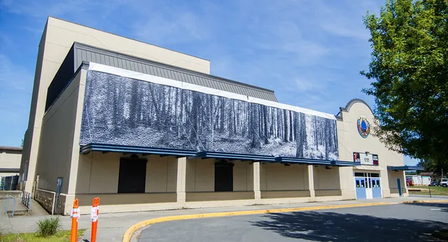 L'edificio della Langley Fine Arts School con un grande striscione raffigurante una foresta sulla facciata.
