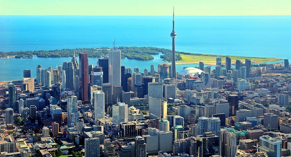 Vista sullo skyline urbano con alti grattacieli e torre della televisione dal campus della Northview Heights Secondary School.