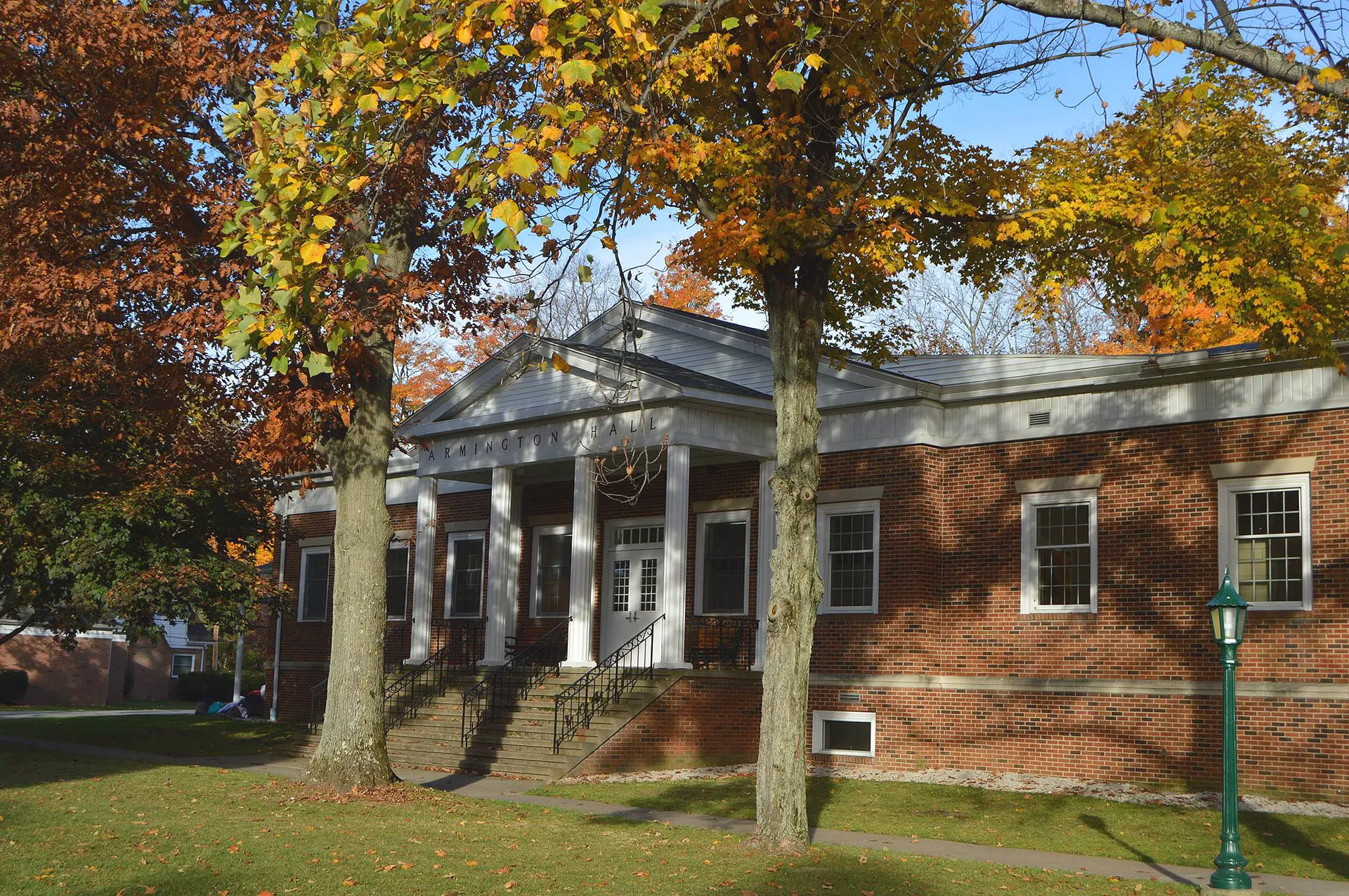 L'edificio in mattoni con veranda a colonne si trova nel campus della Grand River Academy in un contesto autunnale.