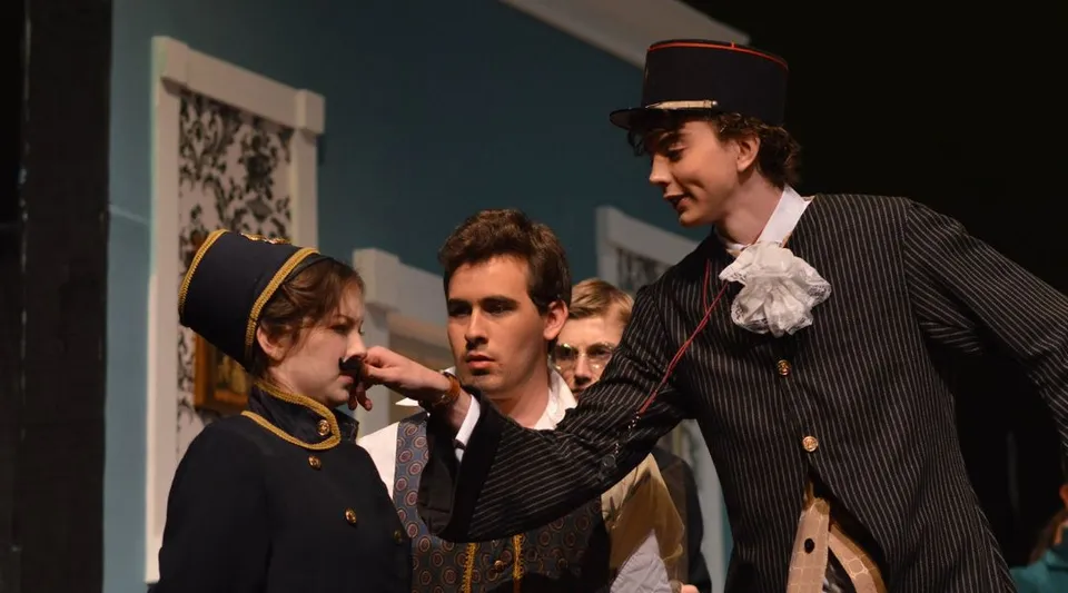 Studenti della St. Anne's-Belfield School mettono in scena uno spettacolo teatrale in abiti vittoriani.