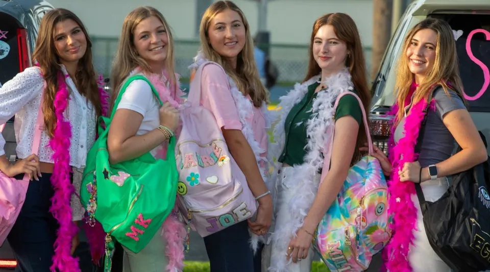 Un gruppo di studentesse della Saint Edward's School si trova insieme all'esterno davanti a un edificio.