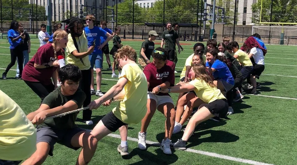 Un gruppo di studenti della The Newman School partecipa a un'attività sportiva sul campo da gioco.
