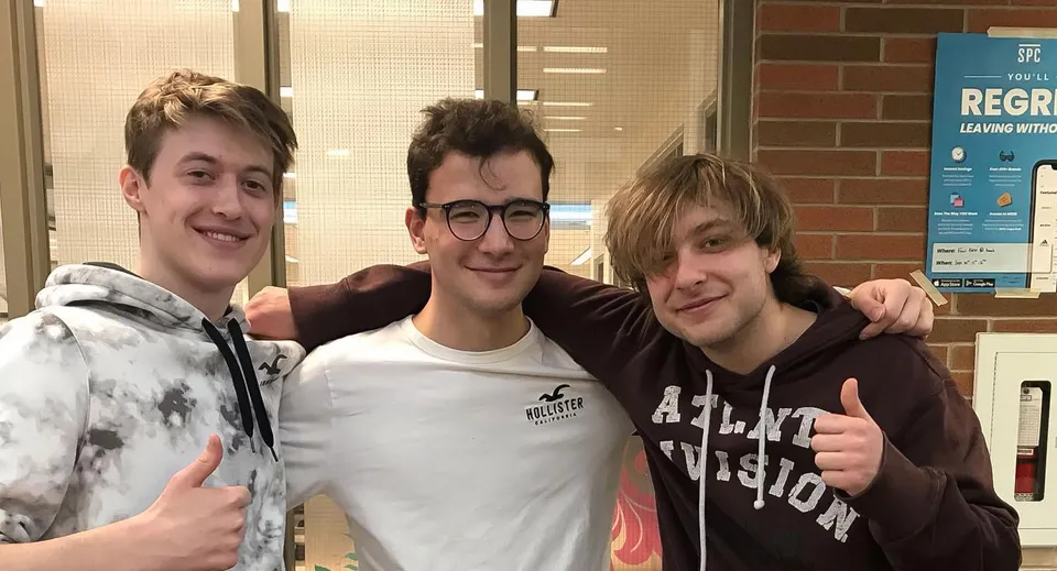 Tre studenti della Stouffville District Secondary School posano davanti all'ufficio di registrazione della scuola.
