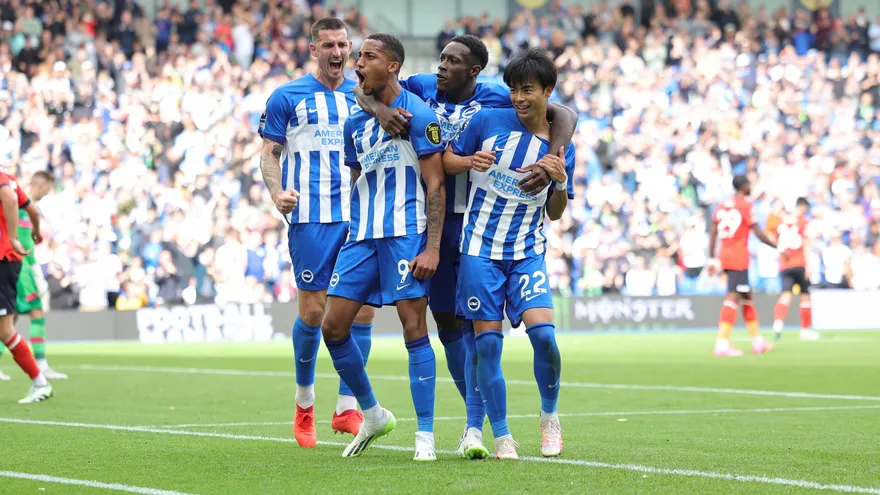 Spieler von Brighton & Hove Albion jubeln im American Express Stadium