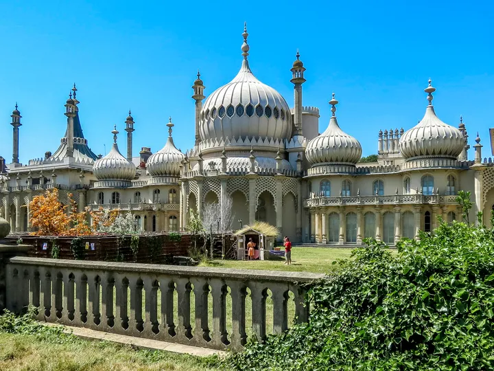 Royal Pavilion in Brighton mit Kuppeln und Garten