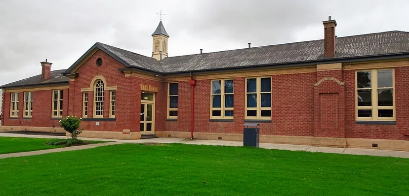 L'edificio in mattoni rossi con un'alta torre si trova nel campus della Victor Harbor High School.