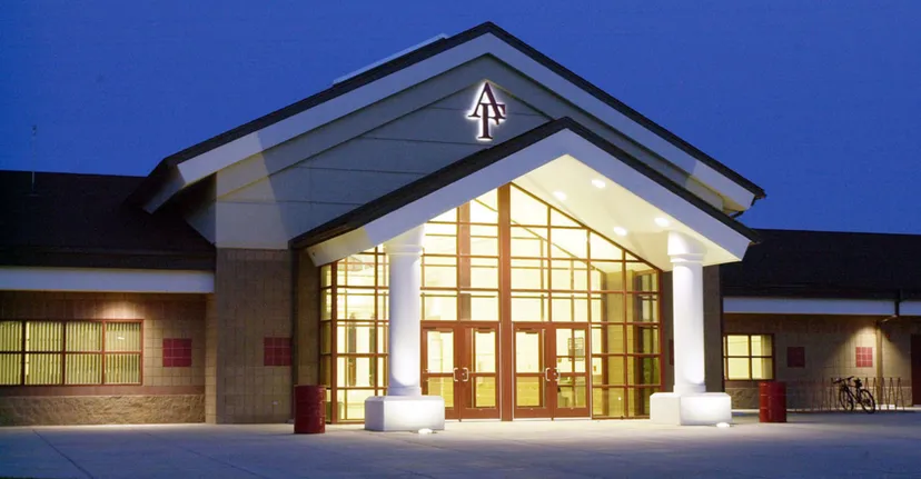 L'edificio moderno della chiesa con un grande ingresso in vetro e una croce sulla facciata nel campus della American Falls High School.
