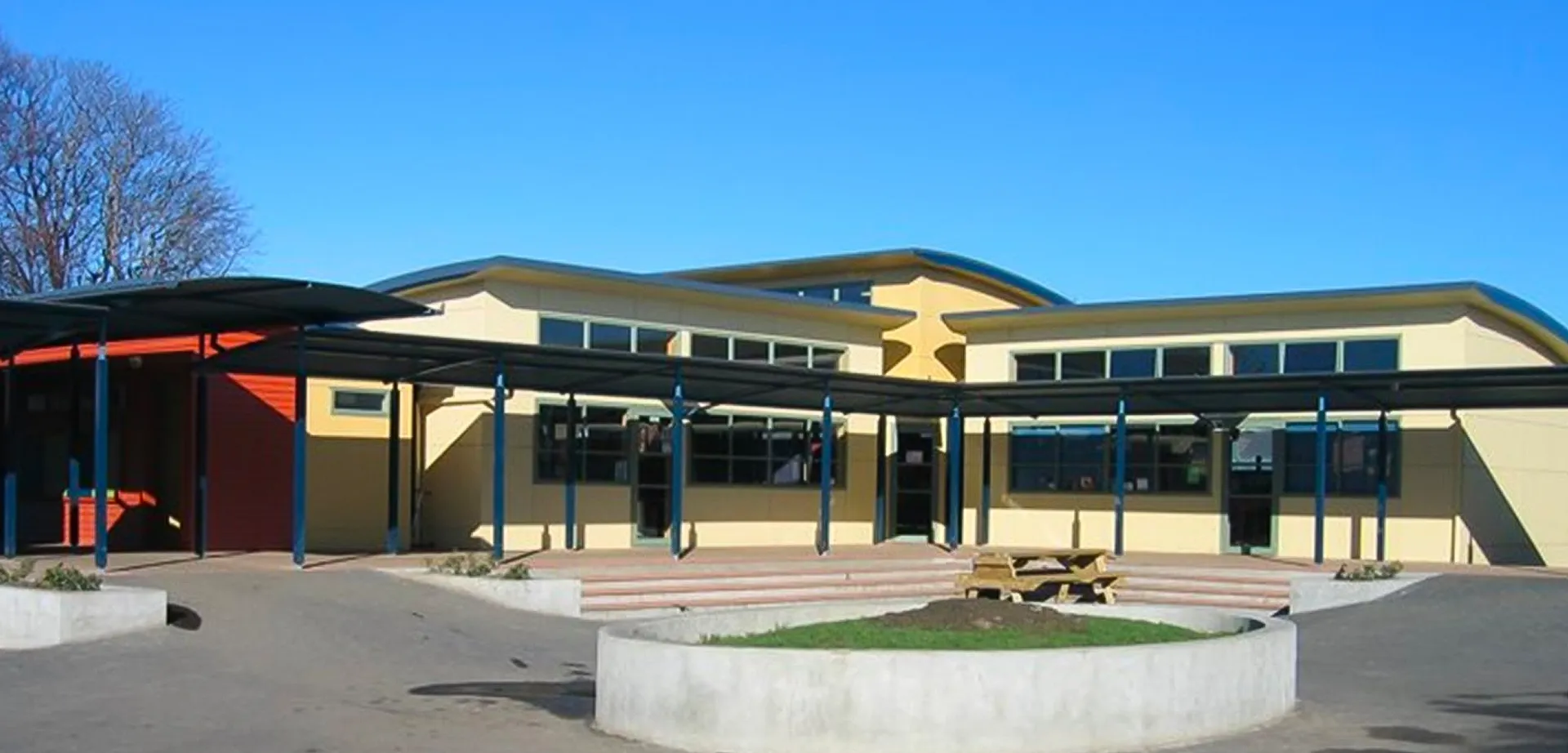 L'edificio principale moderno con tetto curvo e ampie finestre nel campus del Taieri College.