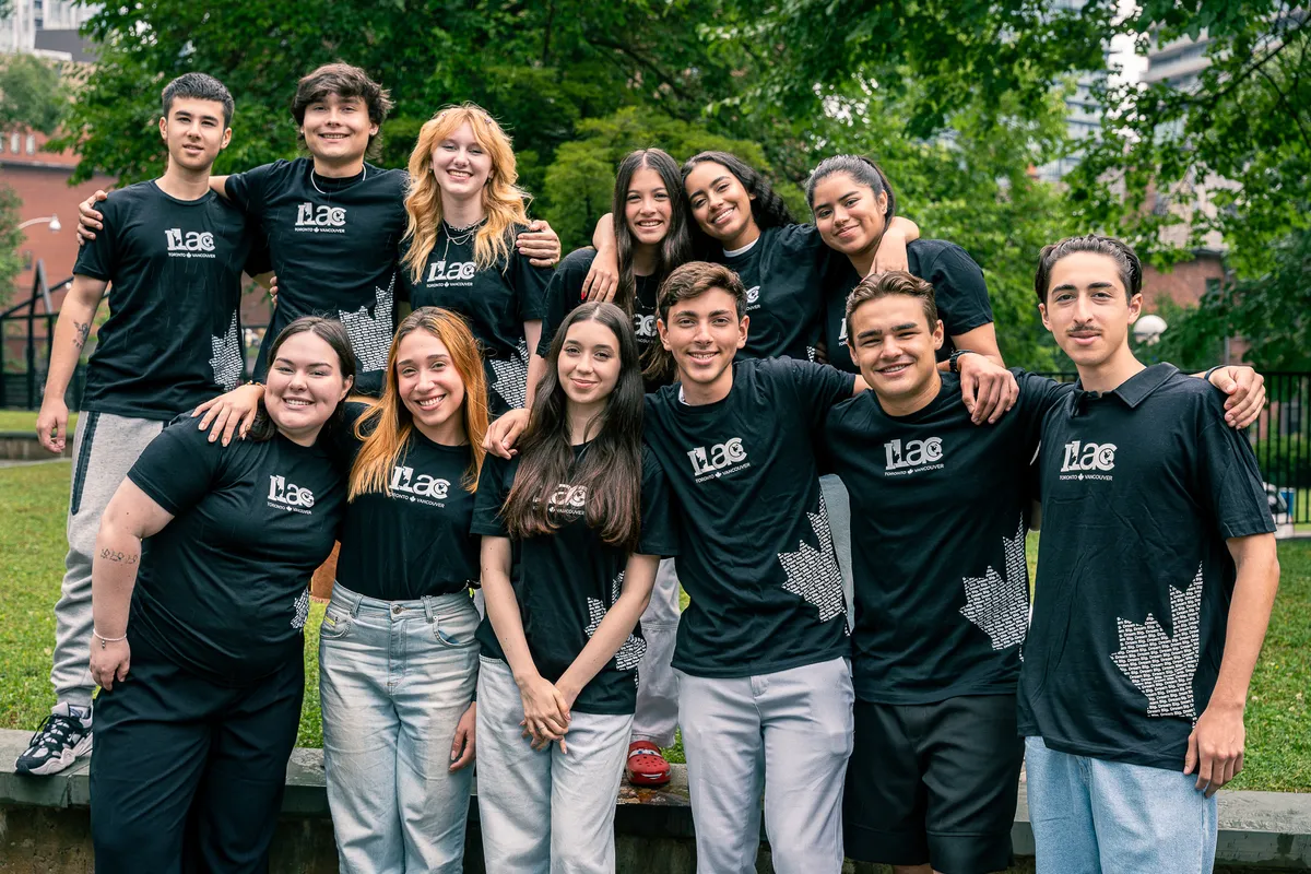 Schülergruppe der ILAC International High School lacht auf dem Campus in Toronto