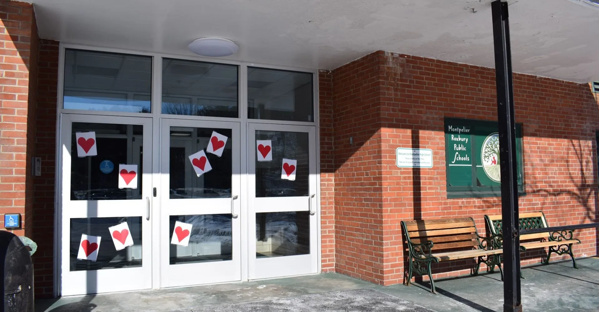 L'edificio in mattoni con finestre in vetro e decorazioni a forma di cuore nel campus del Montpelier Roxbury Public School District.