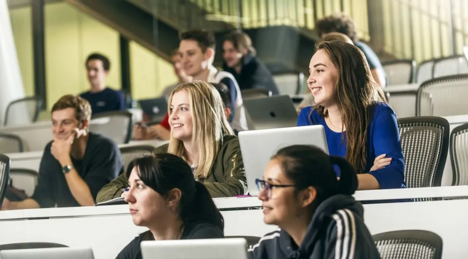 Un gruppo di studenti discute insieme in un'aula della Victoria University of Wellington.