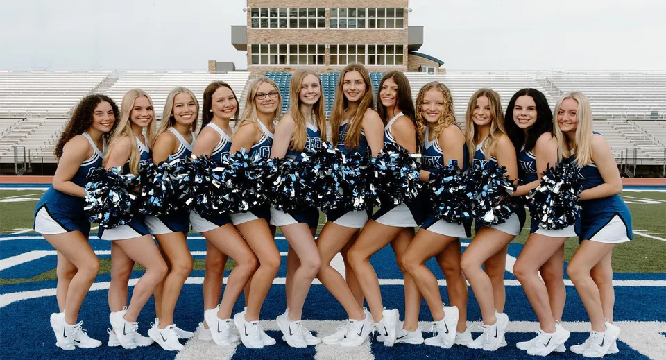 Un gruppo di cheerleader in divise identiche posa su un campo sportivo sul terreno della Deer Valley Unified.