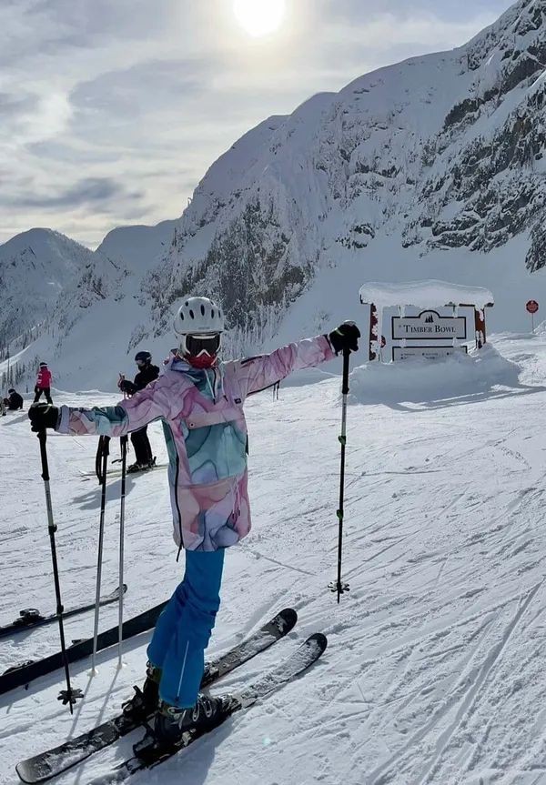 Schülerin beim Ski fahren