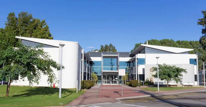 L'edificio moderno a più piani con ingresso in vetro sul campus del Sevenoaks Senior College è circondato da aree verdi.