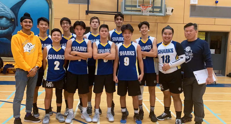 La squadra di basket della Steveston-London Secondary School insieme nella palestra con le maglie abbinate.