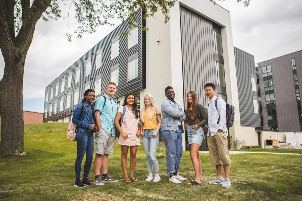 Un gruppo di studenti si trova davanti al moderno edificio della Wisconsin Lutheran High School, nel verde.
