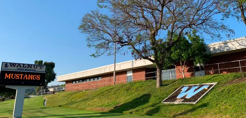 L'edificio in mattoni con una grande W su un pendio erboso nel Walnut Valley School District.