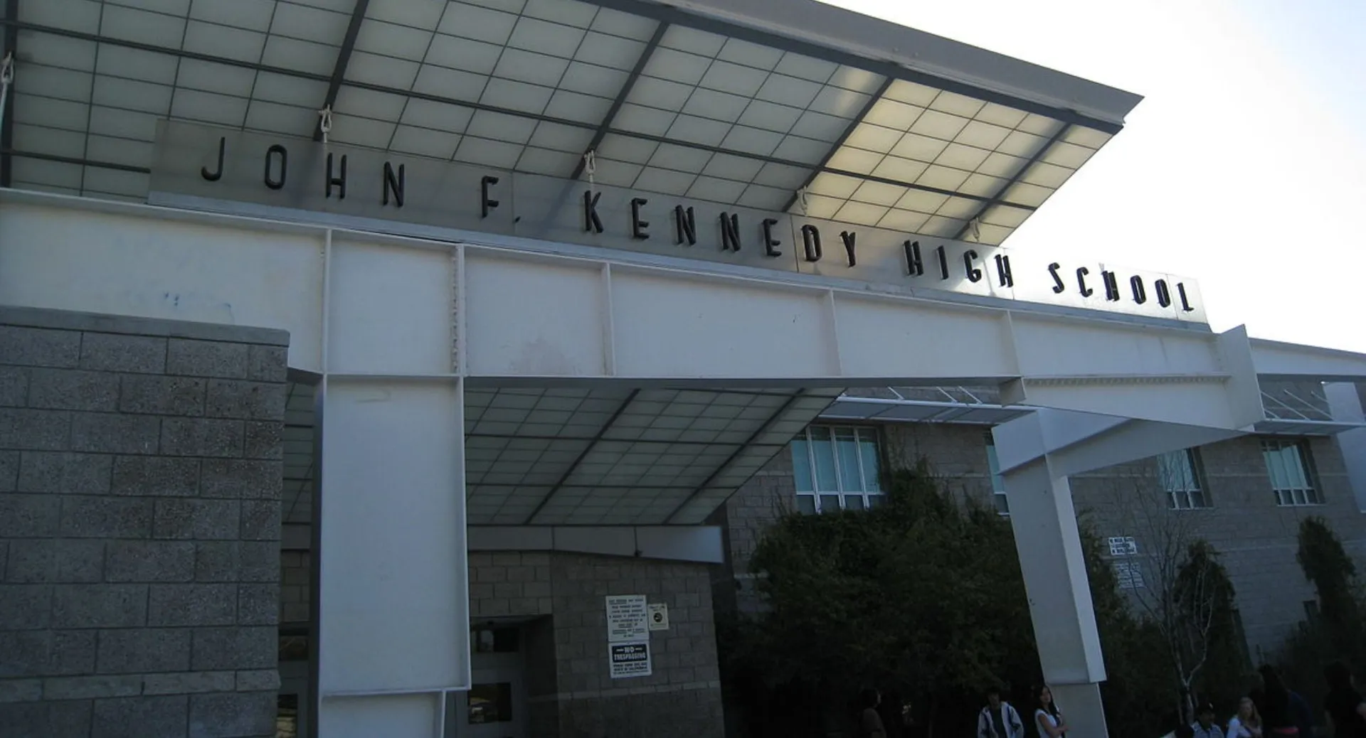 L'edificio principale moderno della John F. Kennedy High School con la scritta sulla facciata.