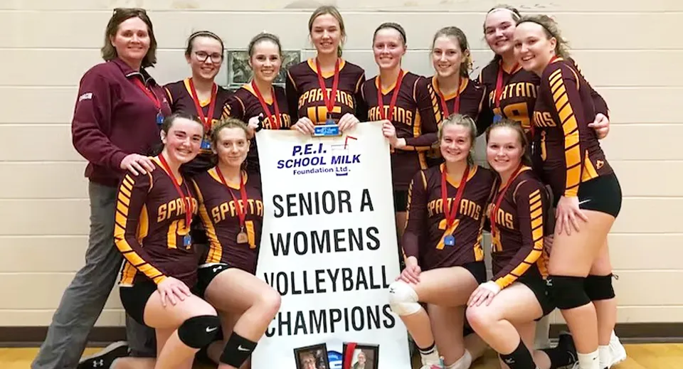Le studentesse della Souris Regional School festeggiano con uno striscione la vittoria del campionato femminile Senior A di pallavolo.
