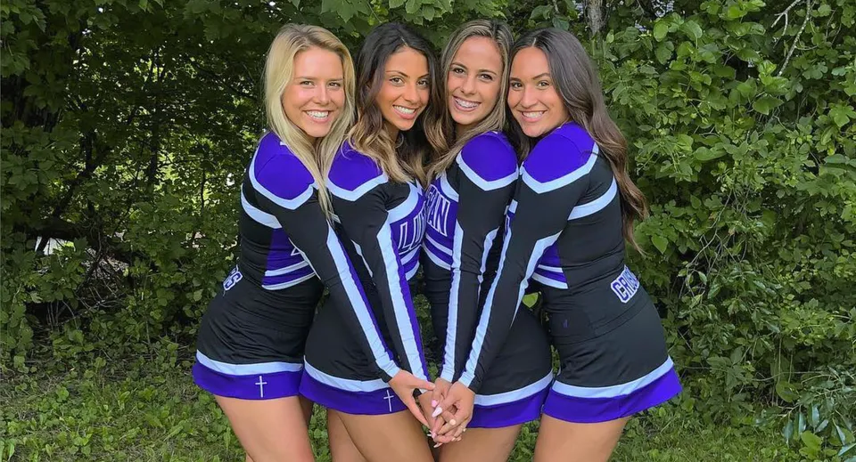 Quattro studentesse della Rockford Lutheran School sono insieme in divisa sportiva in un'area verde all'aperto.