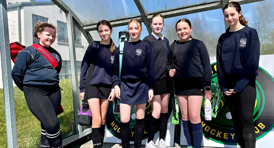 Sei studentesse del St. Angela’s College posano all'aperto con abiti sportivi e borse da palestra.