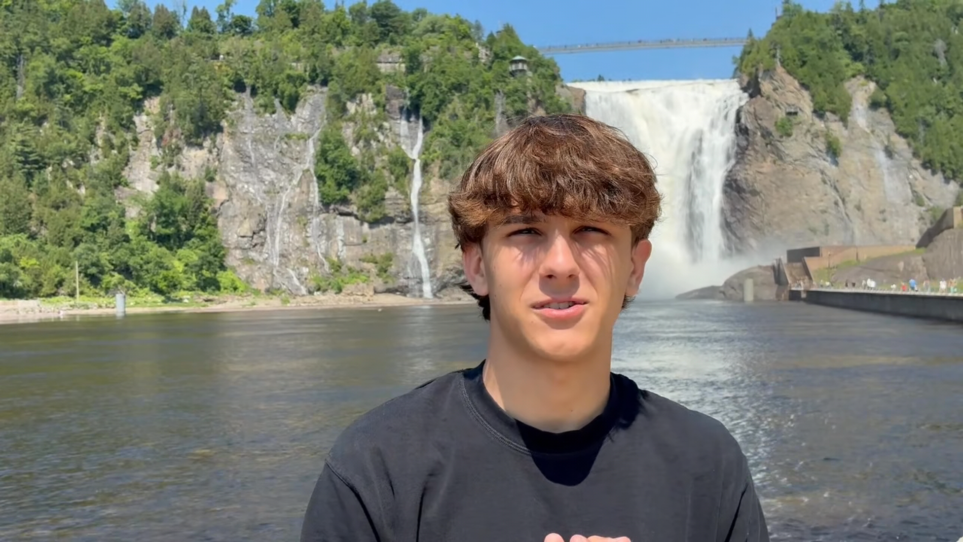 Ragazzo davanti a una grande cascata, anteprima del video di testimonianza