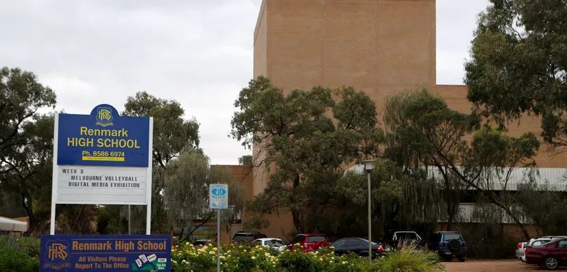 L'ampio edificio in mattoni con la scritta Renmark High School è circondato da alberi e altri edifici.
