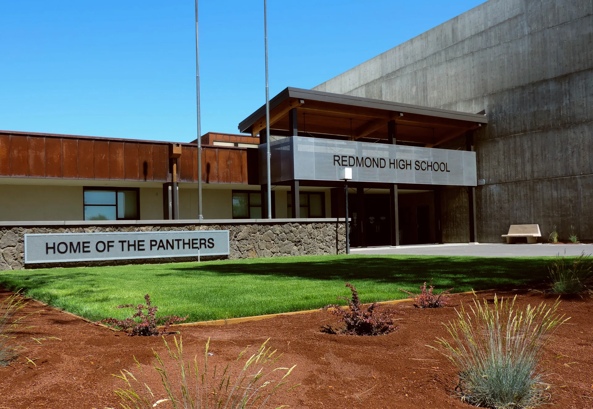 L'edificio scolastico della Redmond High School con un cartello 'Home of the Panthers' in primo piano.