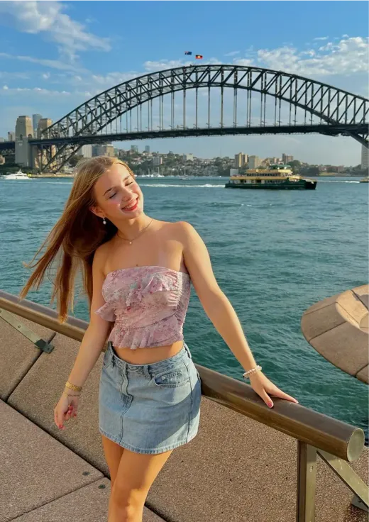 Luisa lächelt vor der Harbour Bridge in Sydney, Australien