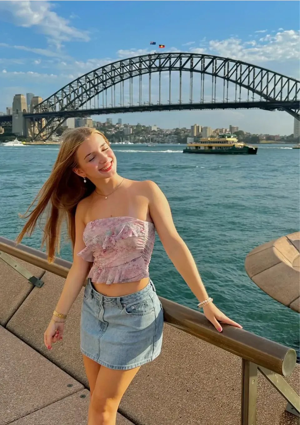 Luisa lächelt vor der Harbour Bridge in Sydney, Australien