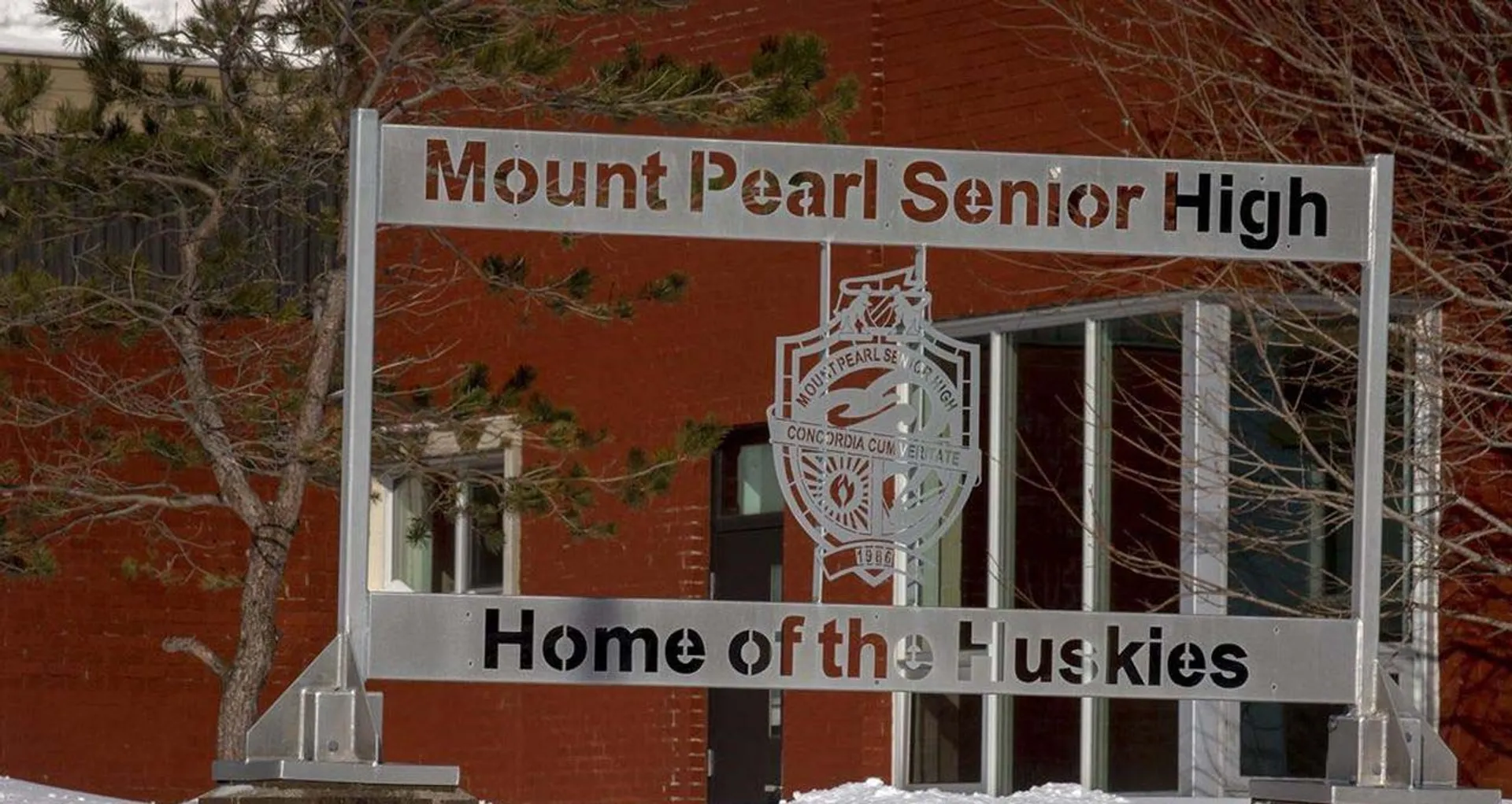 Il cartello con la scritta Home of the Huskies si trova davanti all'edificio in mattoni della Mount Pearl Senior High School.