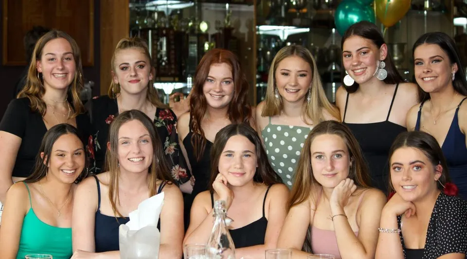 Un gruppo di studentesse della Melville Senior High School si riunisce in una stanza decorata a festa.