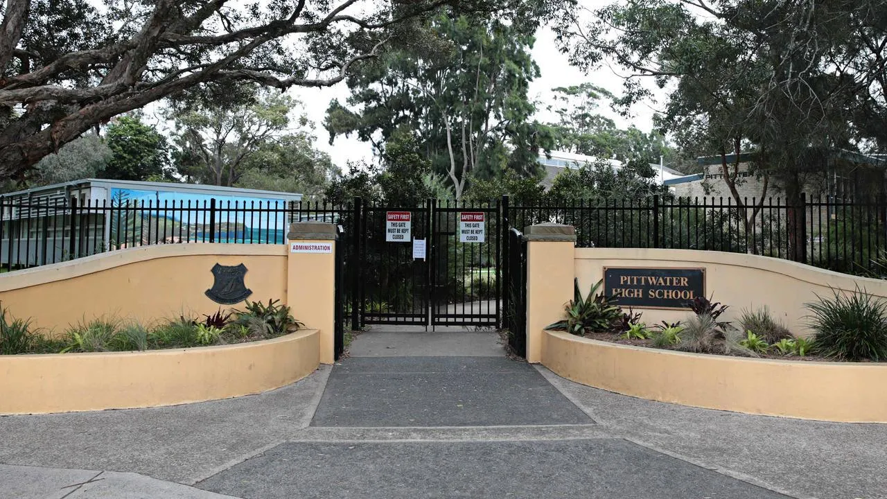 La entrada a la piscina de la Pittwater High School está rodeada de exuberante vegetación y árboles.