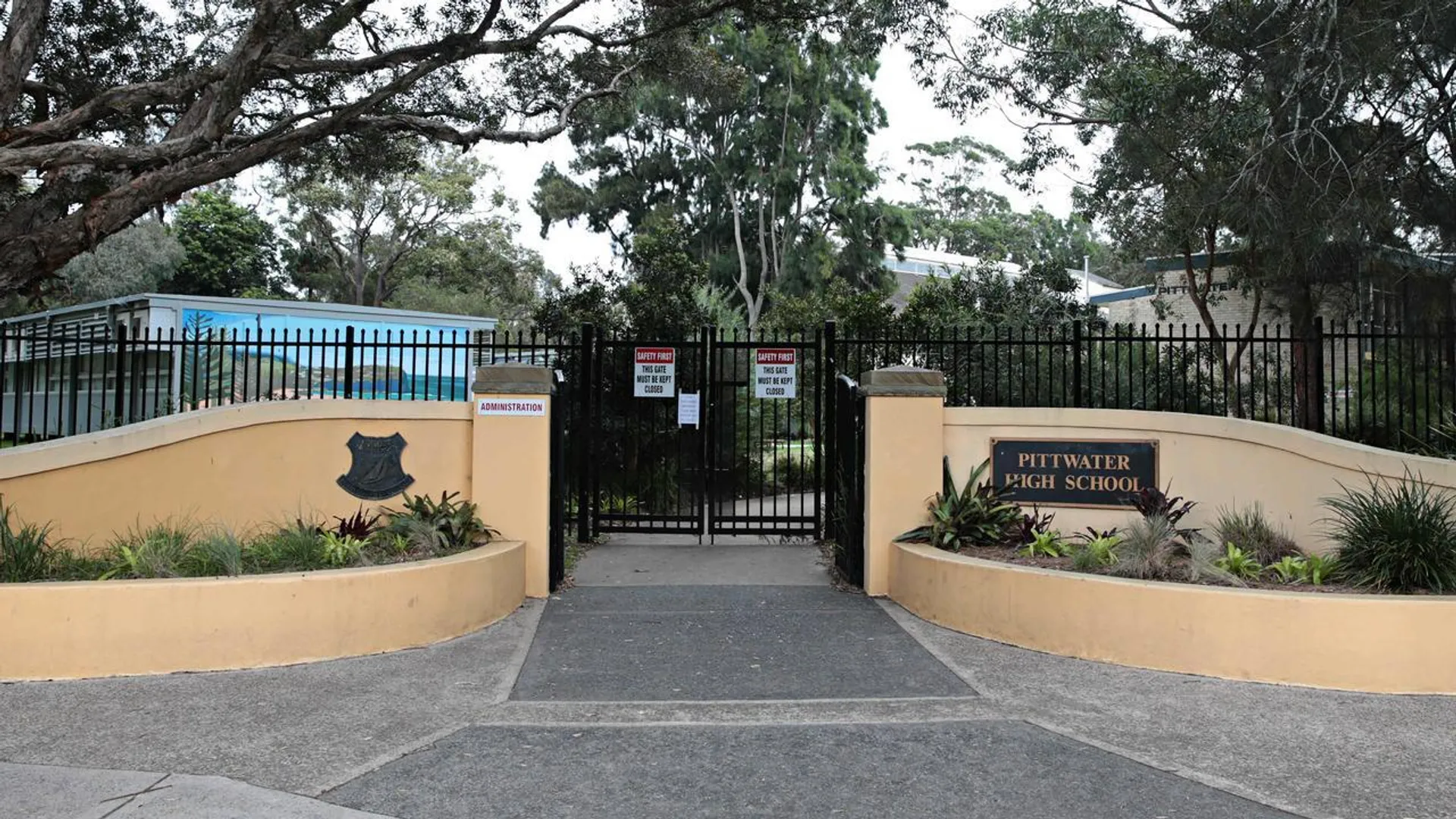 L'ingresso alla piscina della Pittwater High School è circondato da una rigogliosa vegetazione e da alberi.