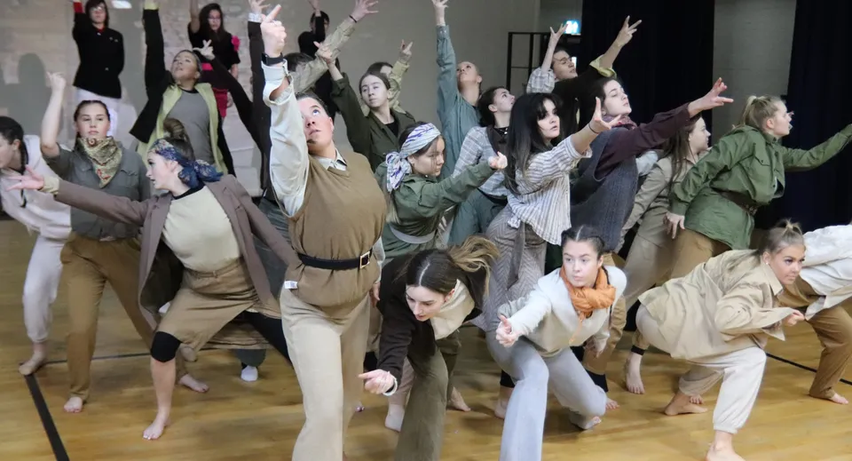 Un gruppo di studenti e studentesse del Stonyhurst College svolge insieme un'attività coordinata all'aperto.