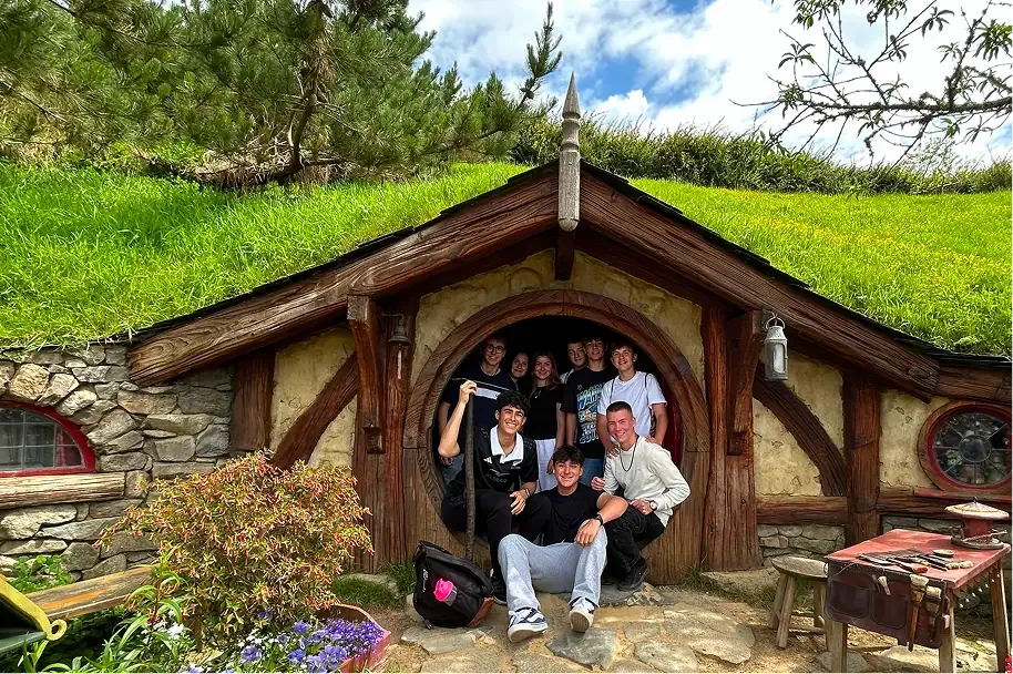 Gruppenfoto Neuseeland Hobbithaus