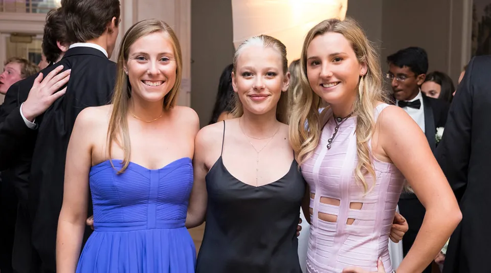 Tre studentesse della Deerfield Academy posano insieme durante un evento sul tappeto rosso.