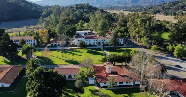 Il paesaggio verde intorno alla proprietà della Villanova Preparatory School con lago e boschi sullo sfondo.